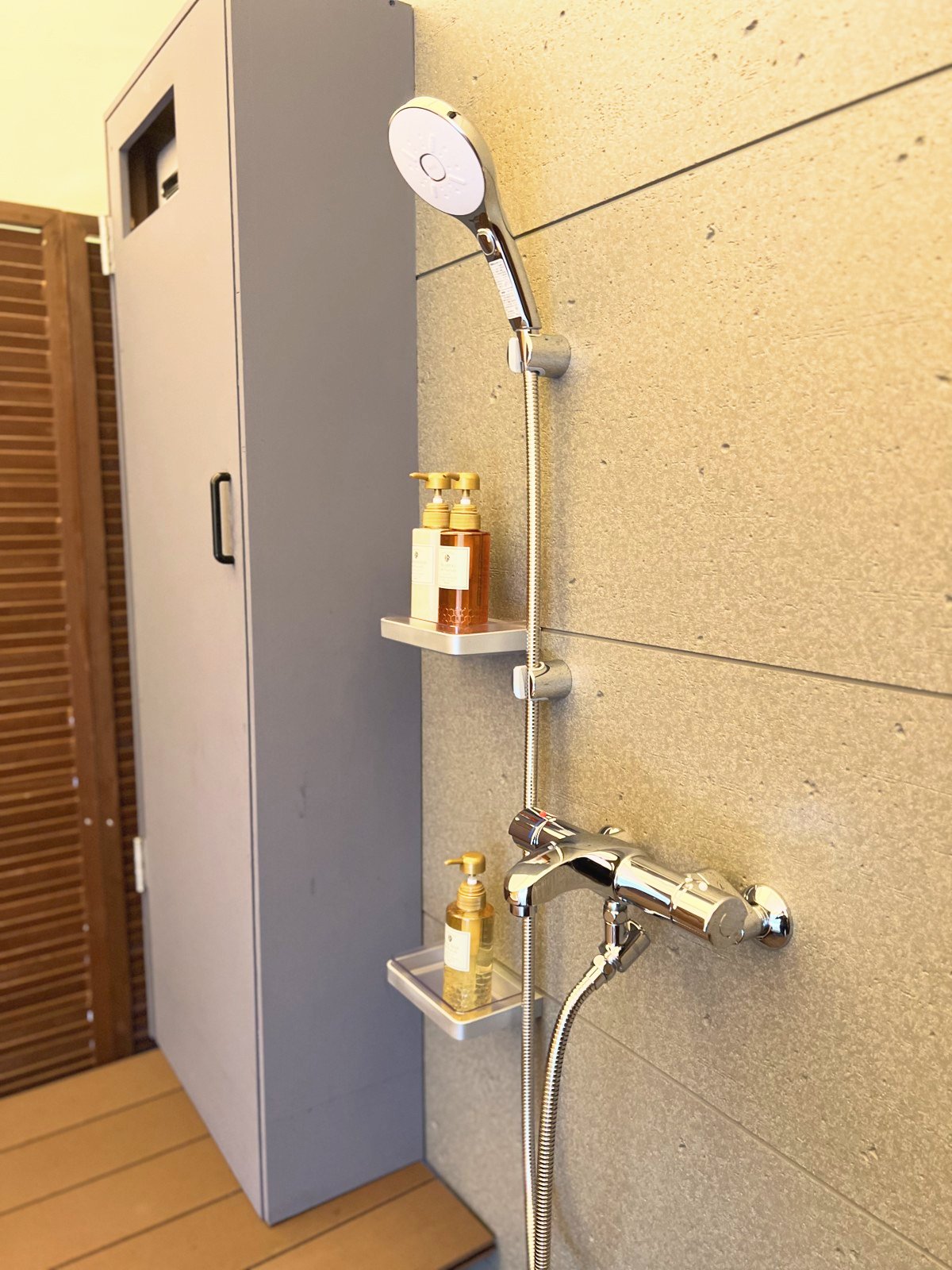 屋上に設置された屋外のシャワー