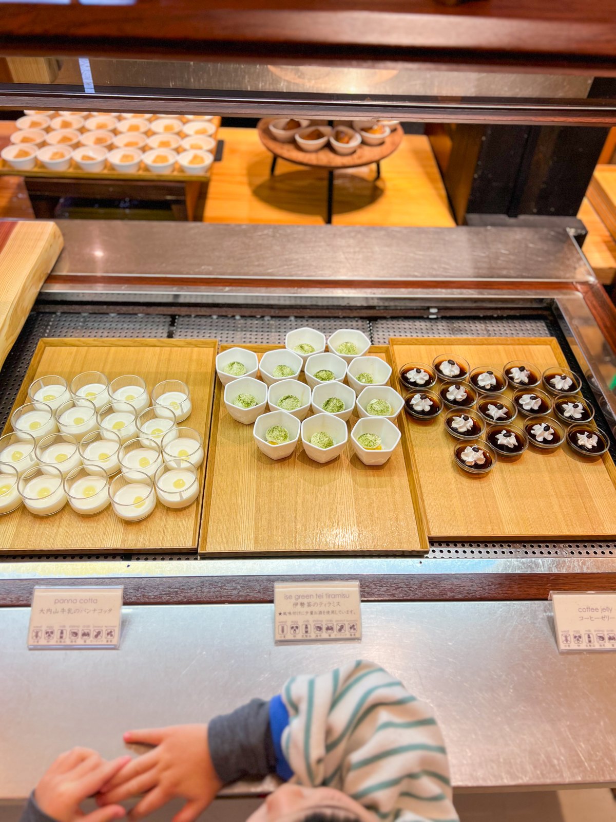 「大内山牛乳のパンナコッタ」「伊勢茶のティラミス」「コーヒーゼリー」が並ぶショーケース