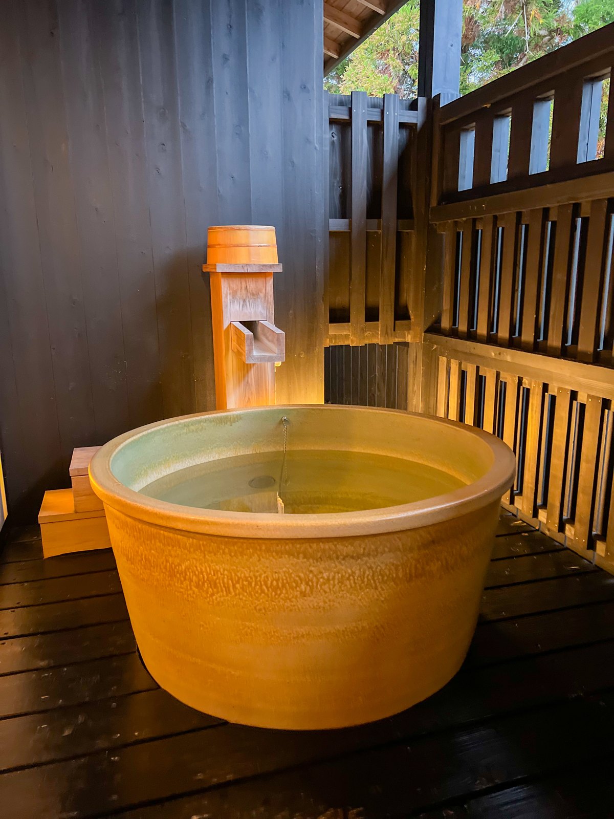 テラスにある陶器の丸い露天風呂