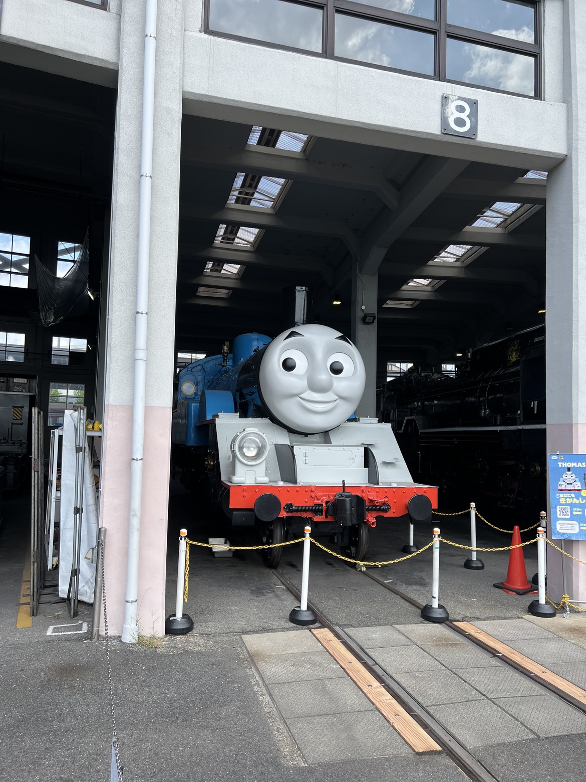 扇形車庫の8番線に展示されていた実物大のトーマス