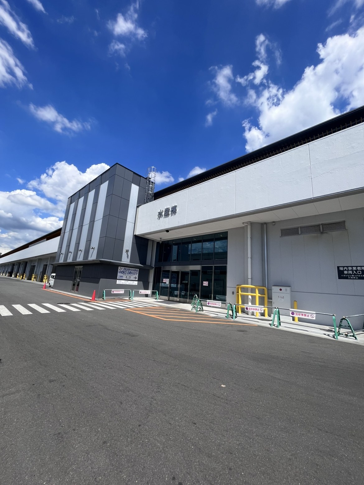 水産棟の見学者入口