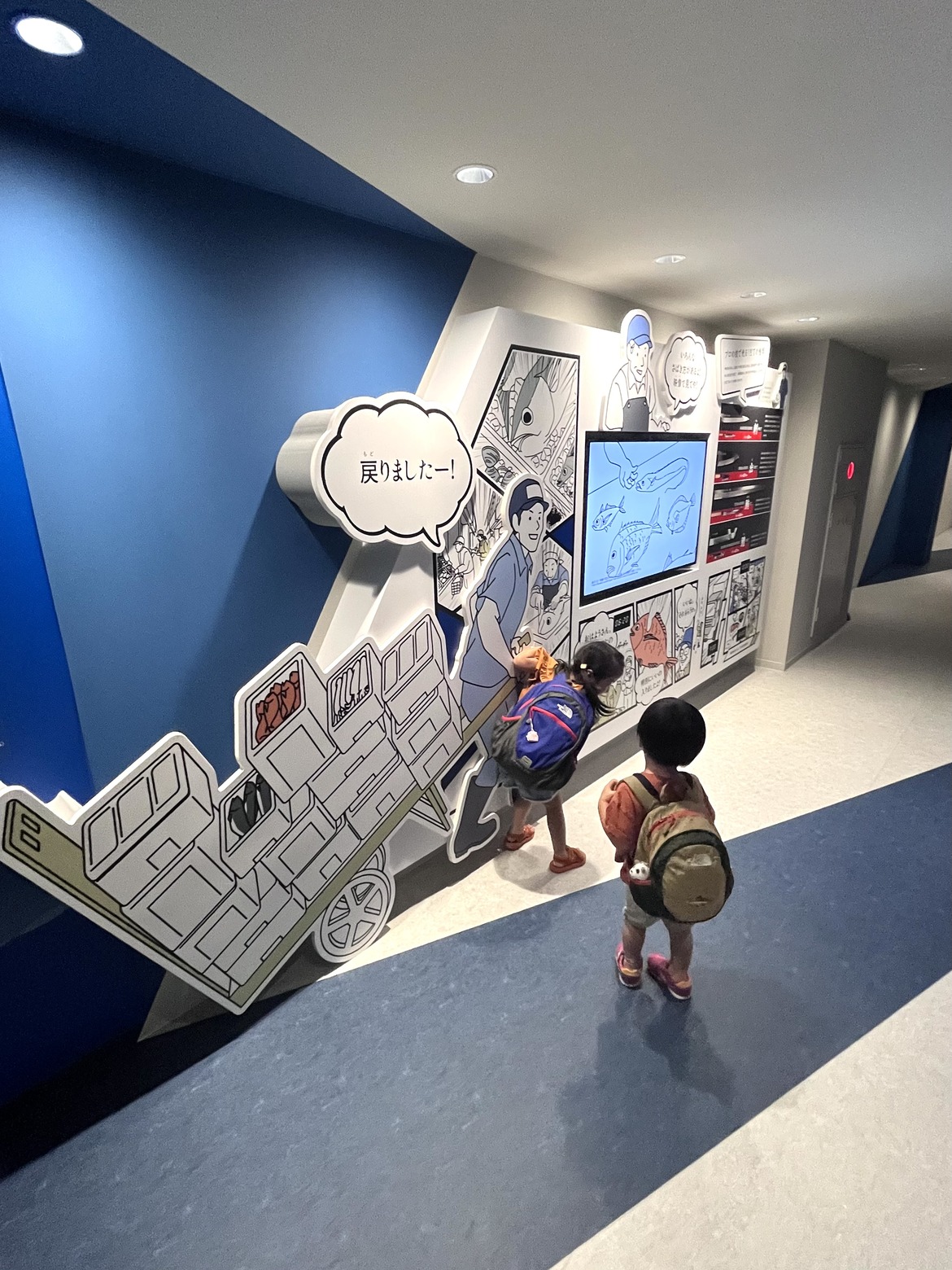 漫画で市場の仕事を説明する壁の展示