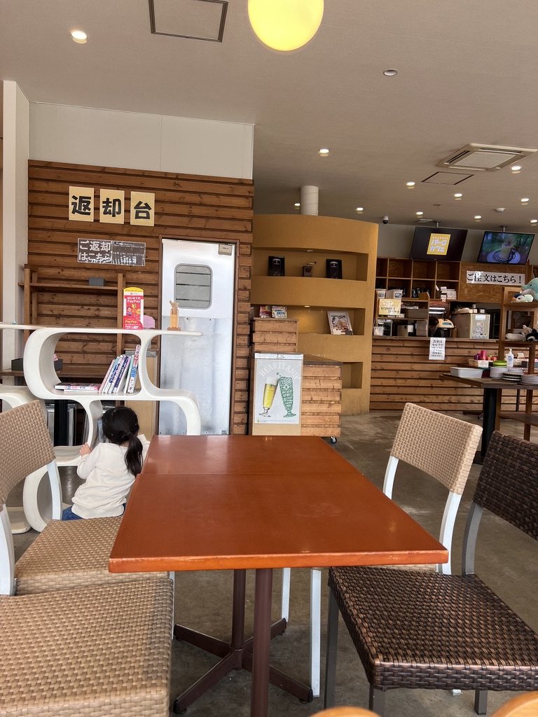 梅小路パークカフェの店内。返却台のあるセルフ式