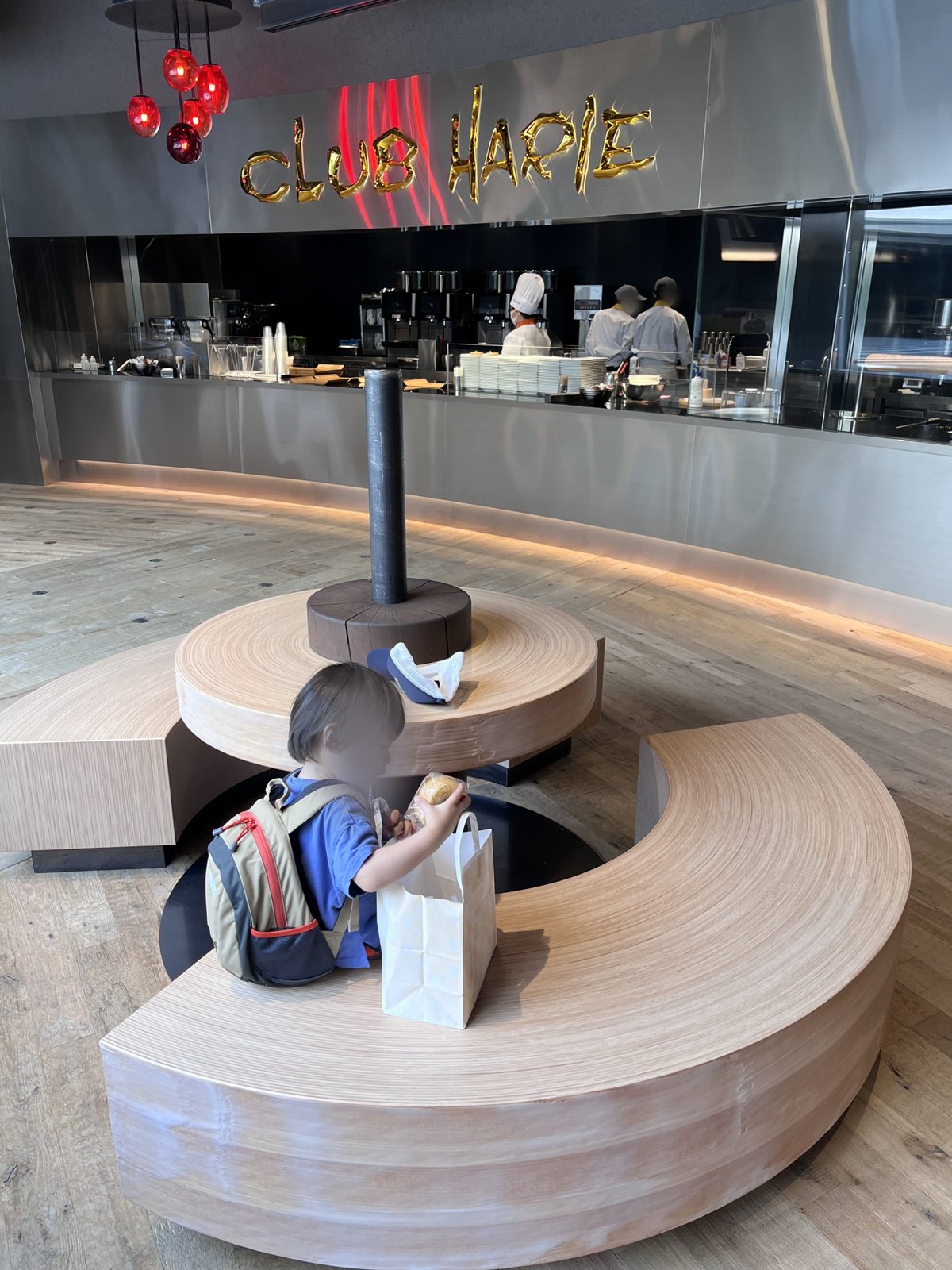 クラブハリエのカフェの丸いカウンター
