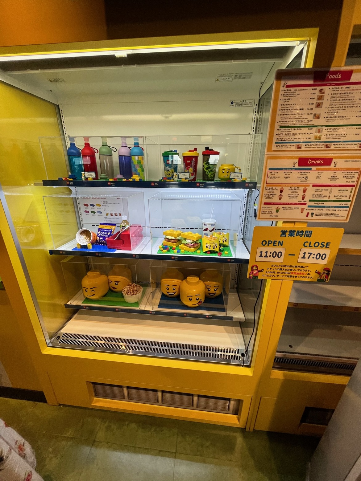 レゴの頭の形をした容器などが並ぶカフェのショーケース