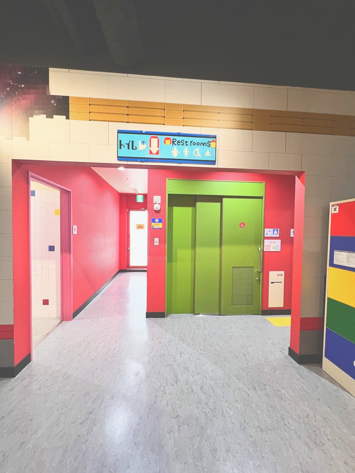 「トイレ REST ROOMS」の表示と、その隣のエレベーター
