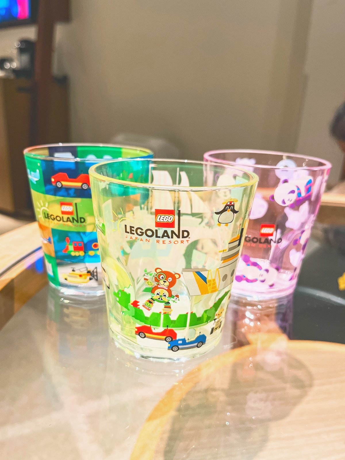 レゴランドの絵柄が入った色違いのコップ