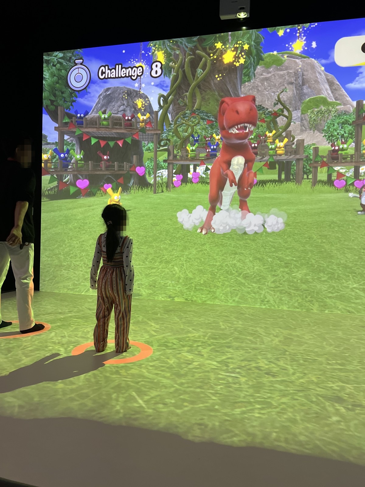 「DINO JUMPING」のサインが光るアトラクション