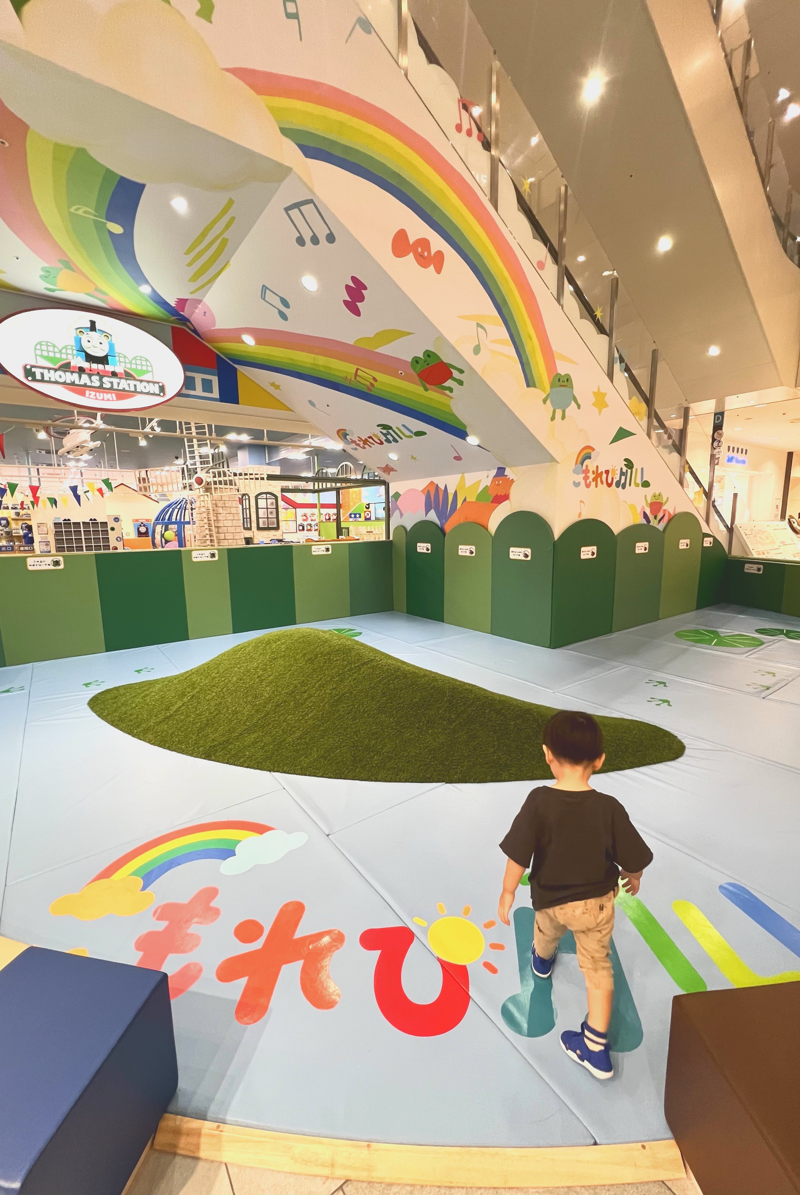 芝生のお山をイメージした無料キッズスペース「こもれびHILL」