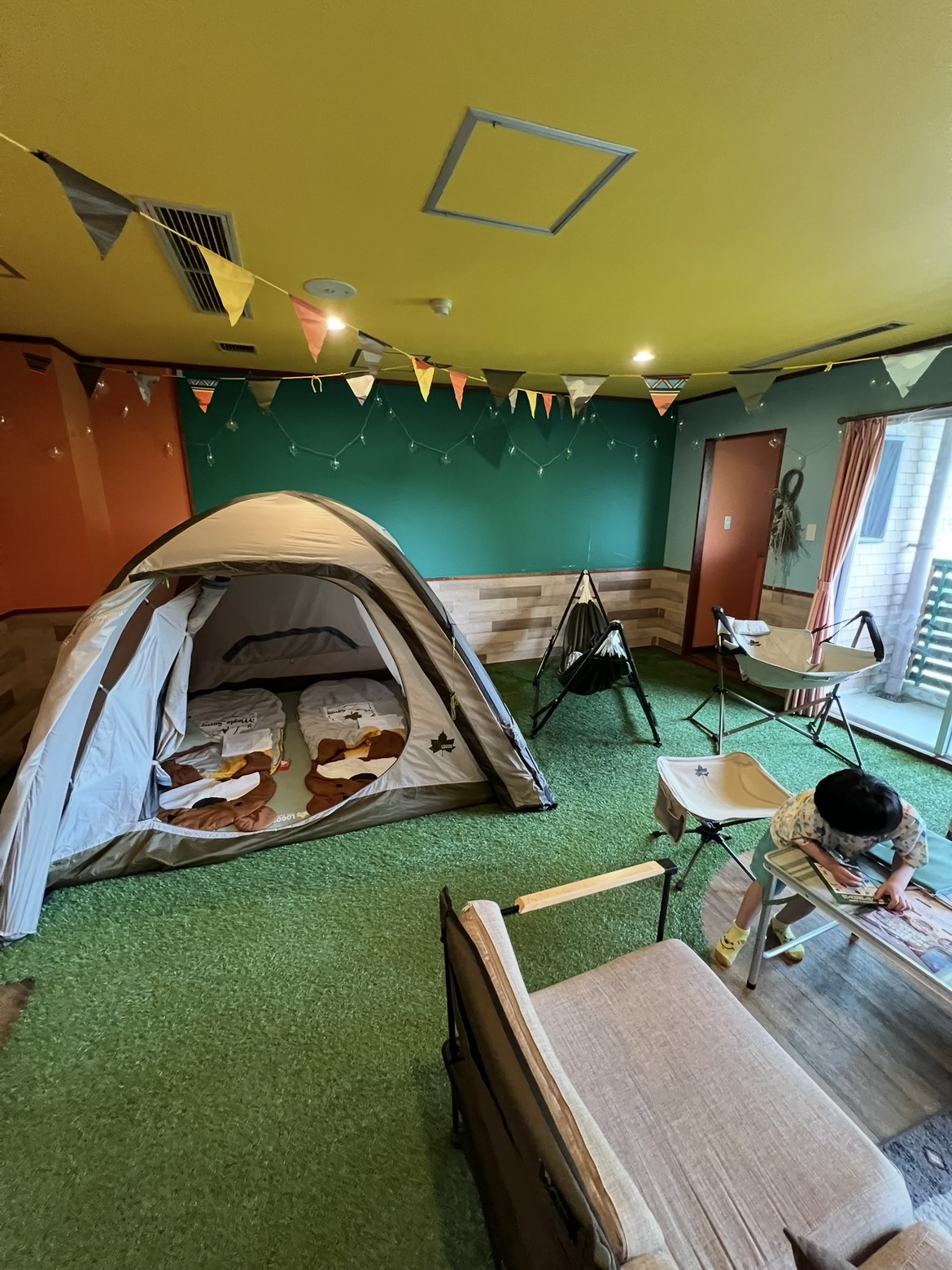 テント部屋の室内。人工芝にテントとハンモック