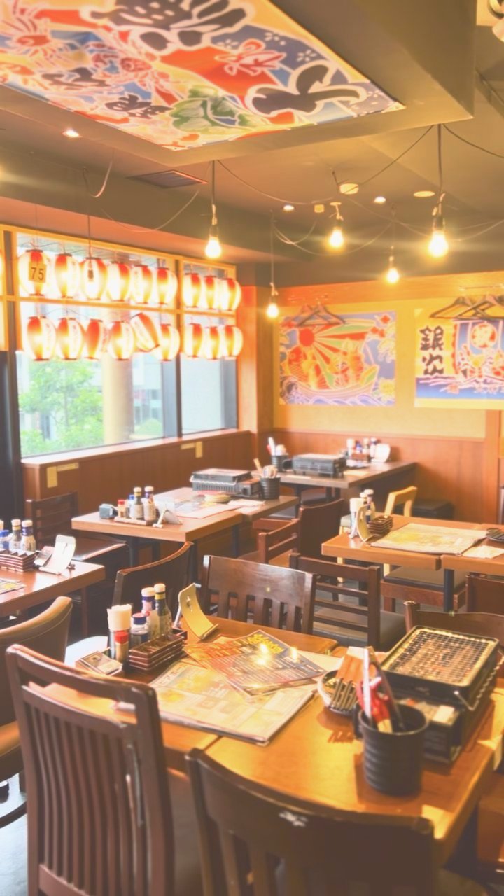 ちょうちんや大漁旗が飾られた店内