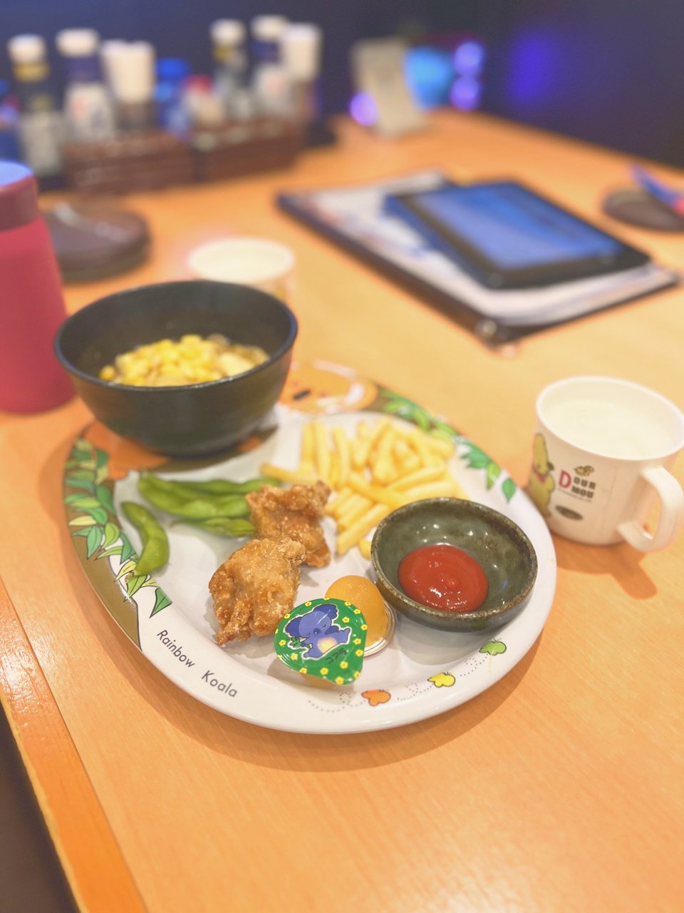 唐揚げやポテト、枝豆が乗ったキッズプレート