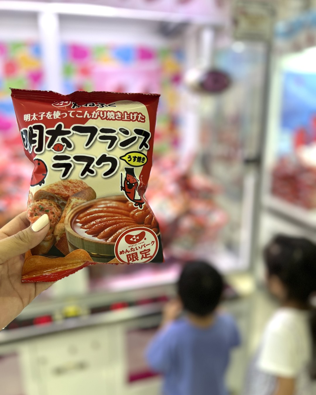 「めんたいパーク限定」の明太フランスラスク。奥はクレーンゲームのコーナー