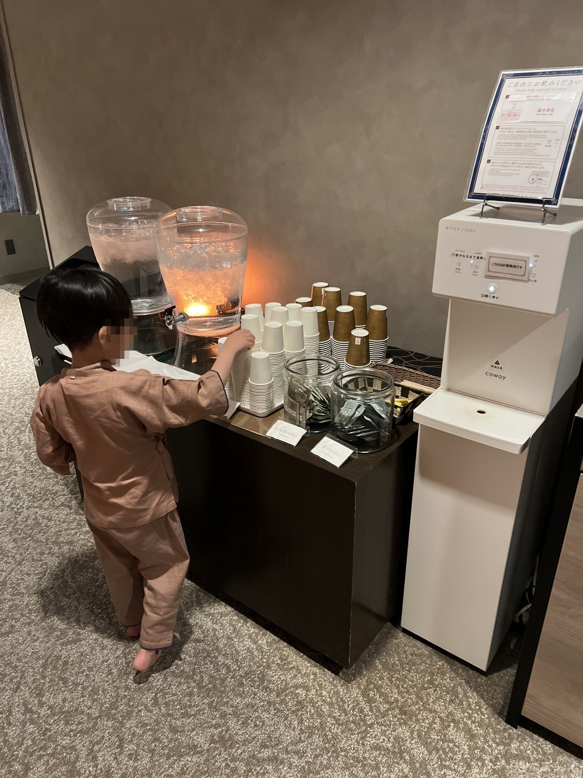 アメニティが並ぶコーナーで自分で選ぶ子ども