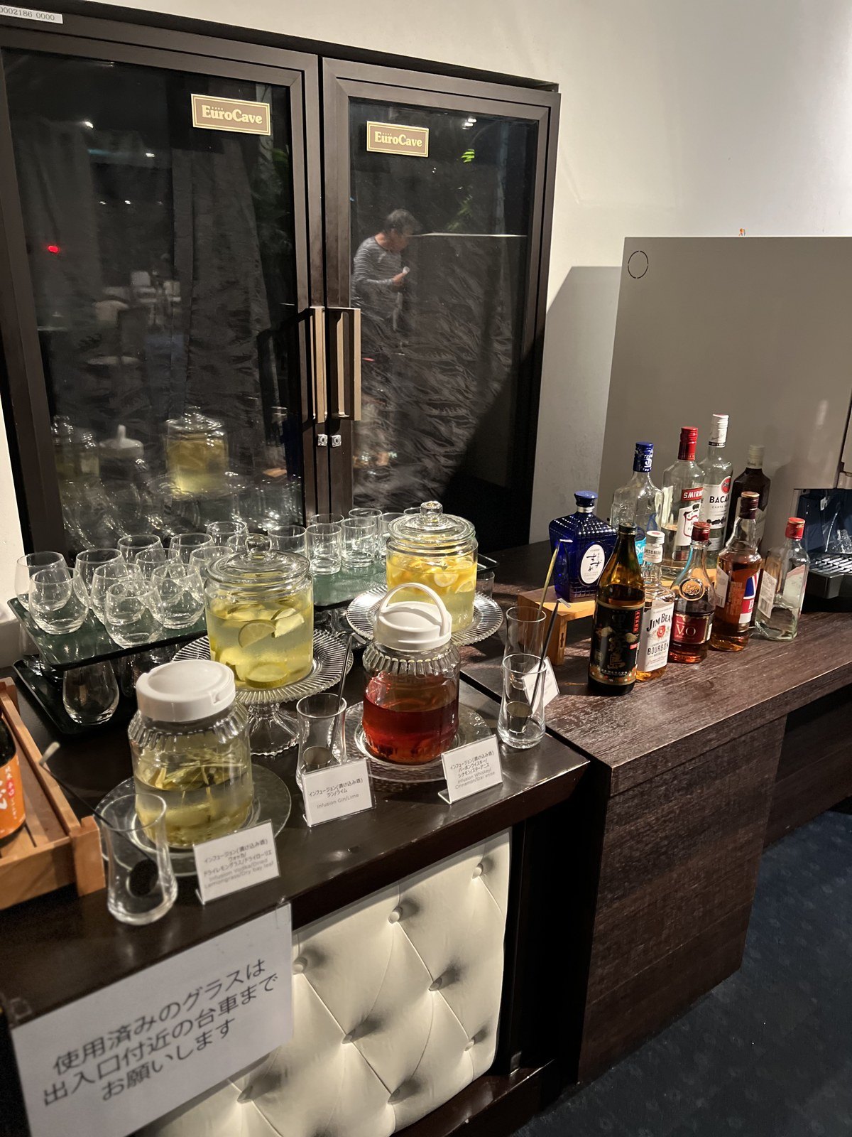 果実酒などのボトルが並ぶバーカウンター