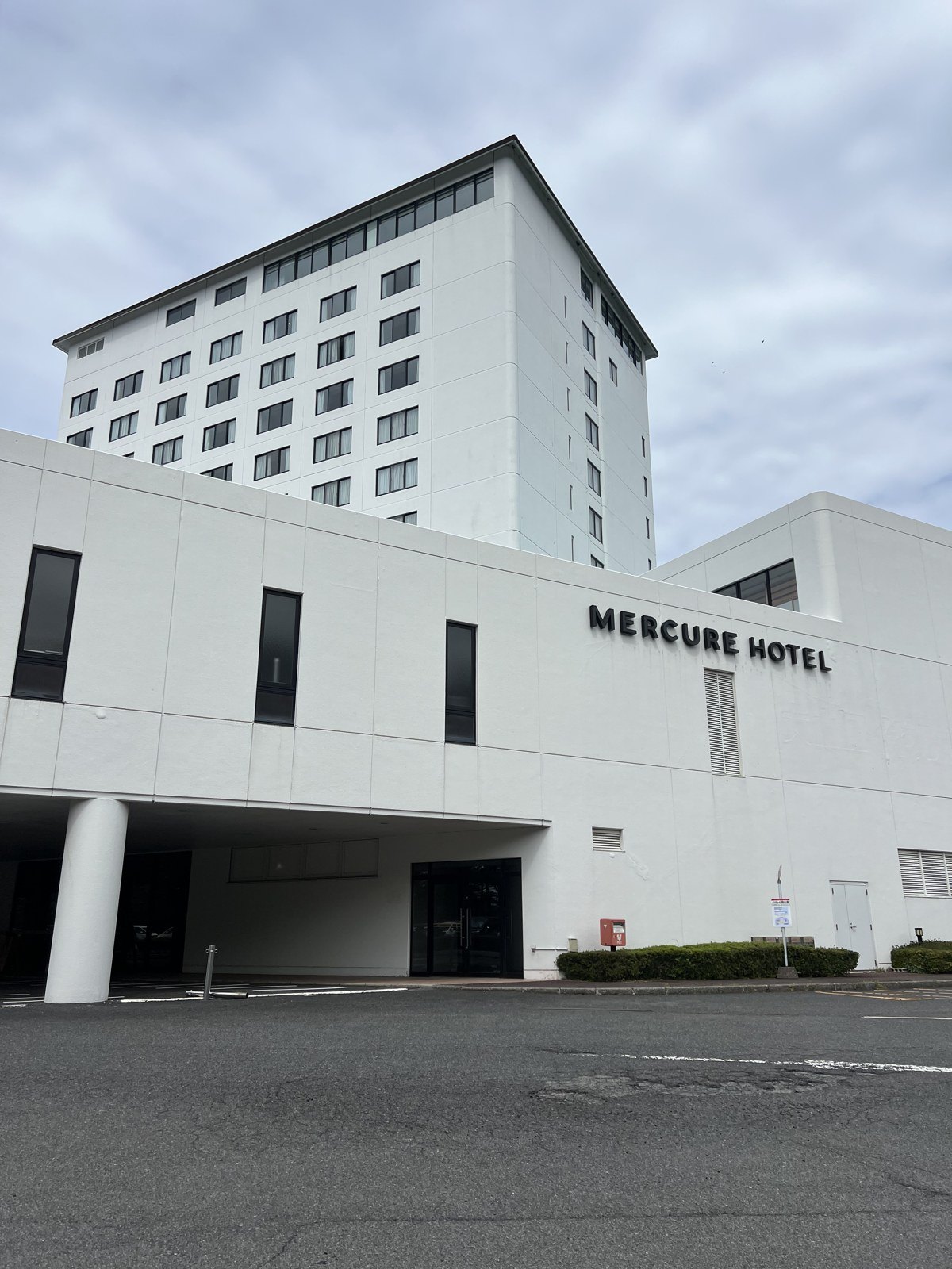 「MERCURE」と書かれたホテルの外観サイン