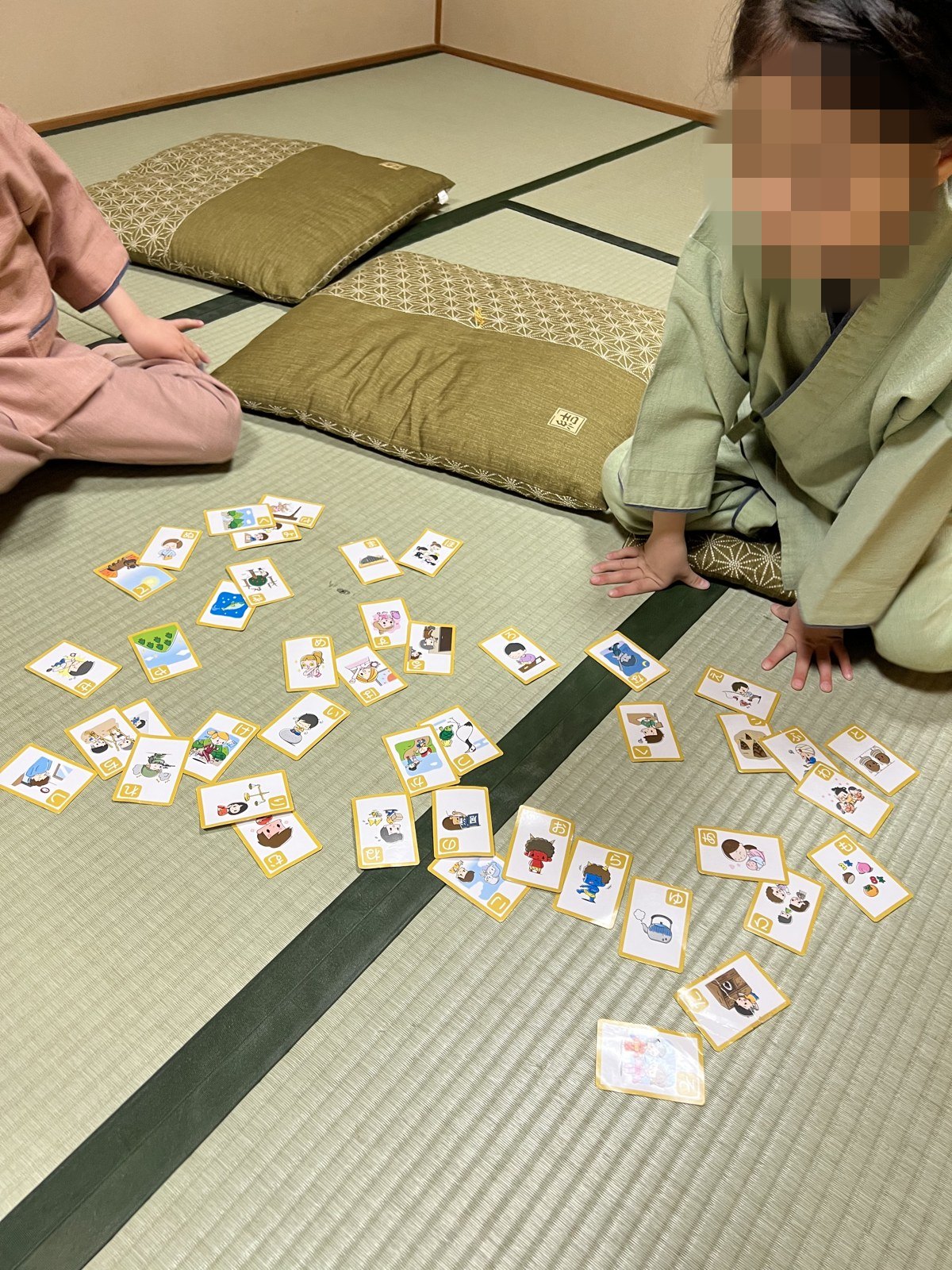 畳の上に広げたカルタ