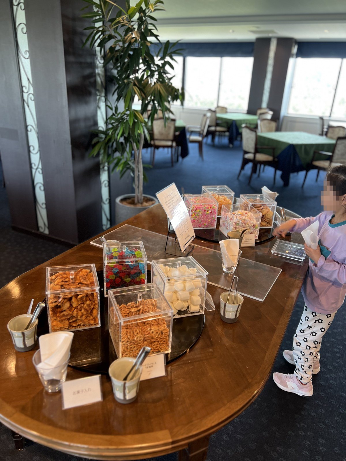 大きな容器に入ったお菓子が並ぶラウンジのコーナー
