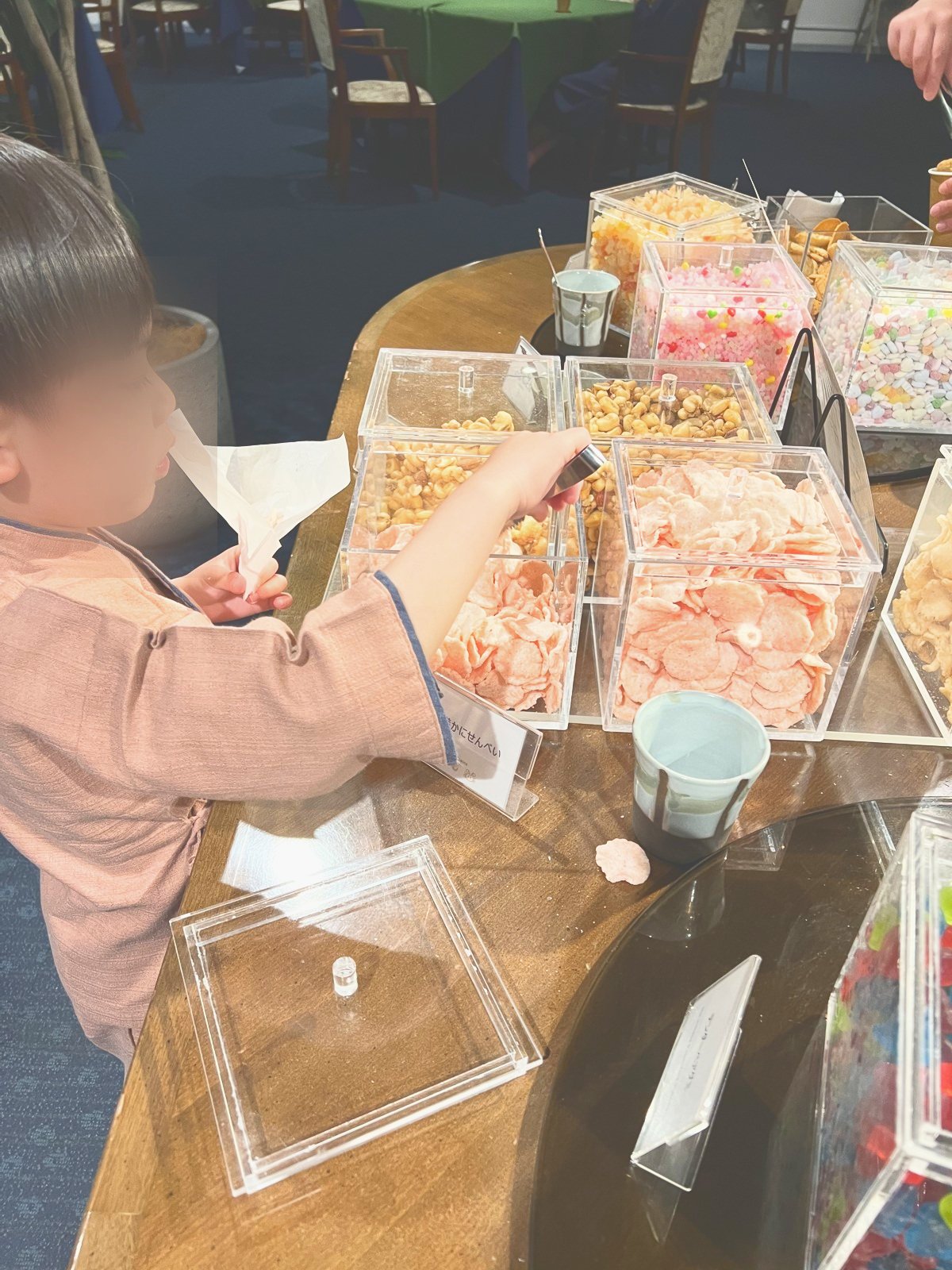 ナイトバーのおつまみを自分で選ぶ子ども