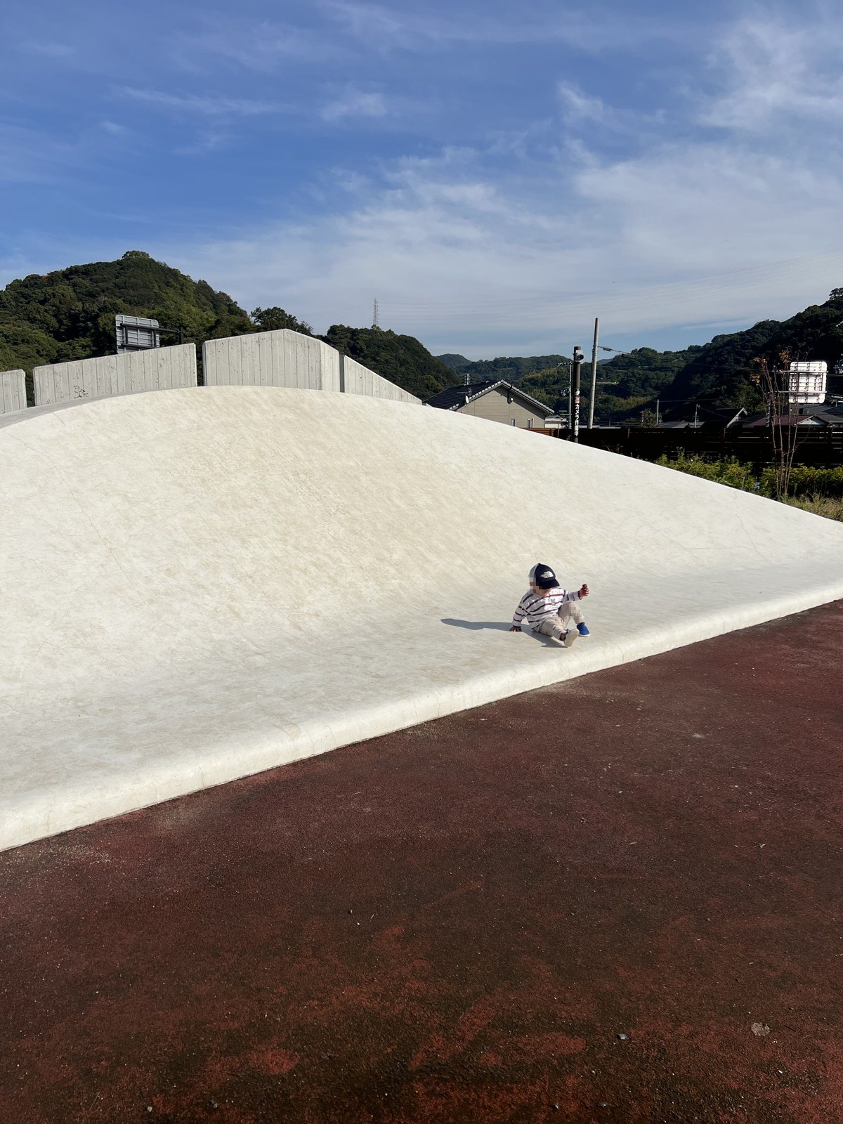 道の駅 海南サクアスは子連れで遊べる?外の白い山とキッズスペース、みかんは食べ比べてから買えた(和歌山・海南)