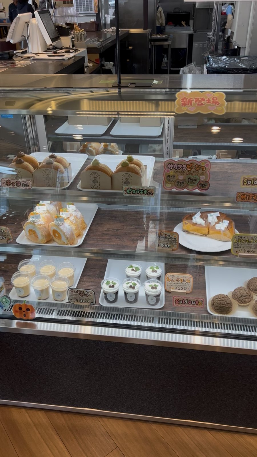 ロールケーキやプリンが並ぶスイーツのショーケース