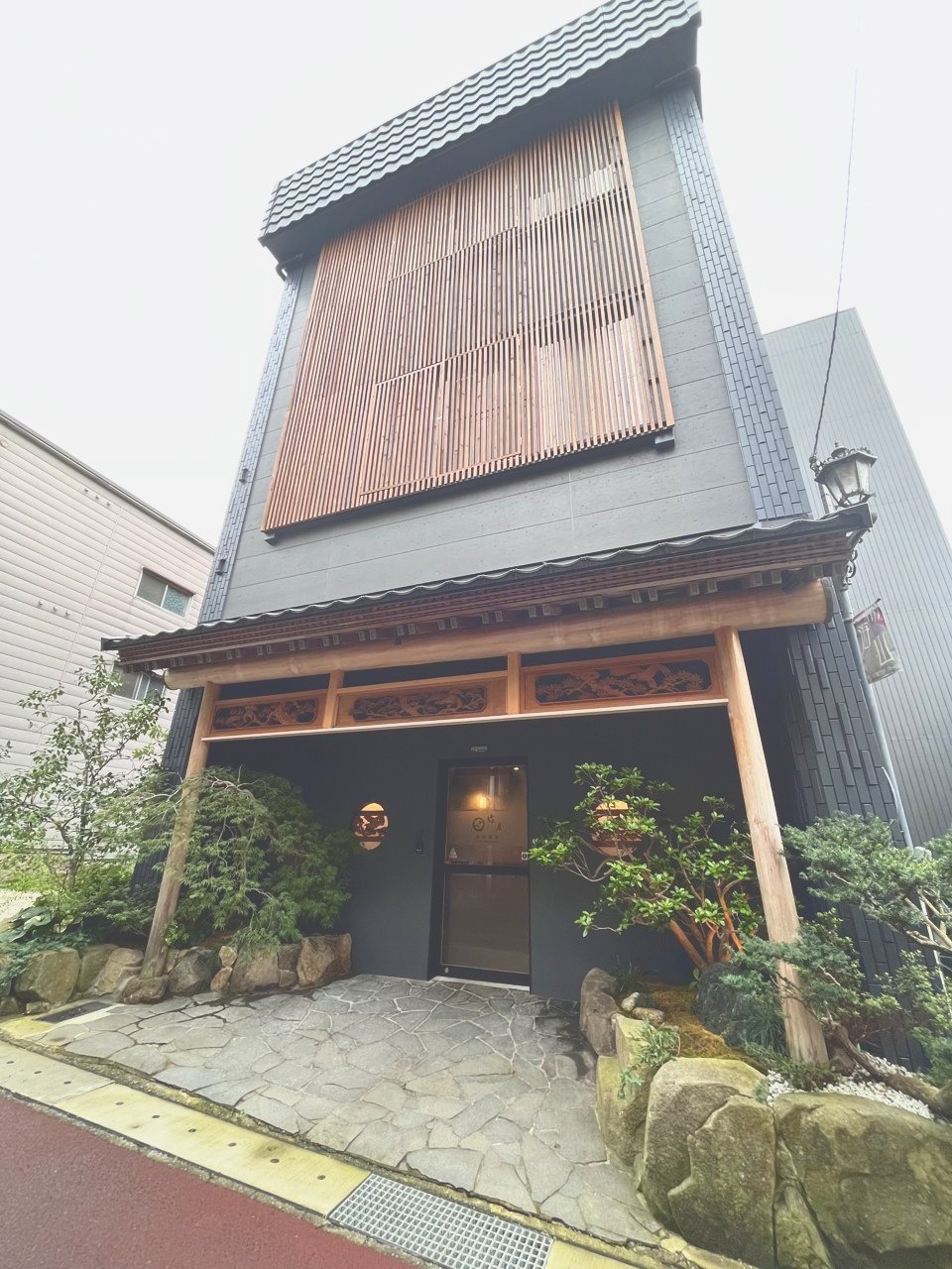 木の格子と瓦屋根の宿の外観