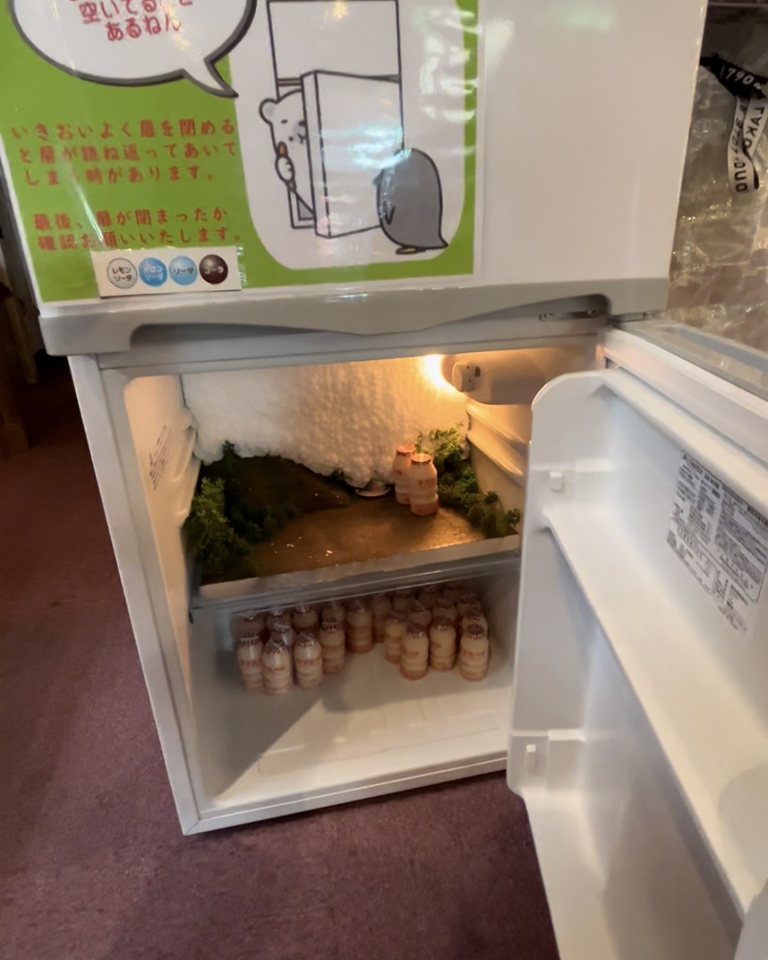 乳飲料が並ぶ冷蔵庫