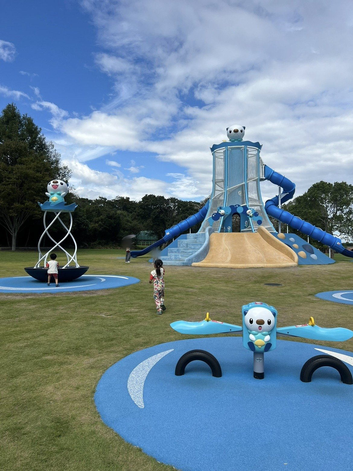 ミジュマル公園の遊具。奥に大きなタワーのすべり台