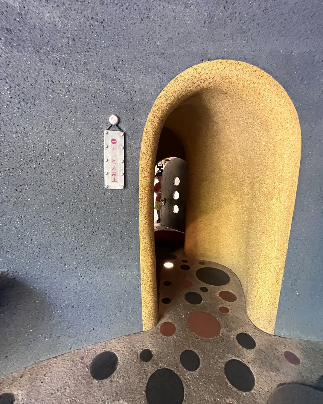 子どもだけが入れるトンネル状の入口