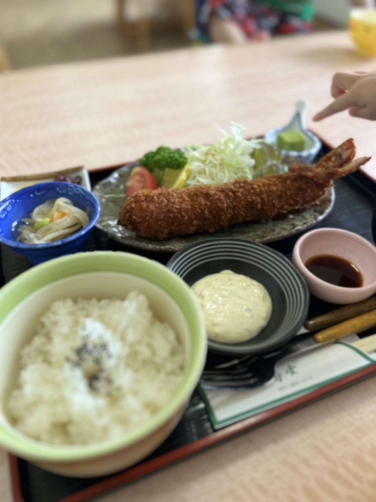 大きなエビフライの定食