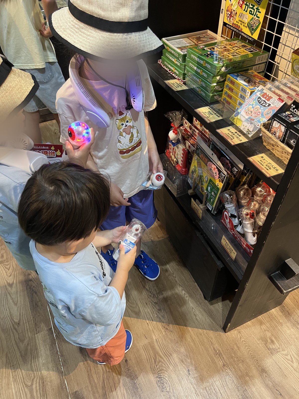 光る目玉おやじのおもちゃを手に持つ子どもたち