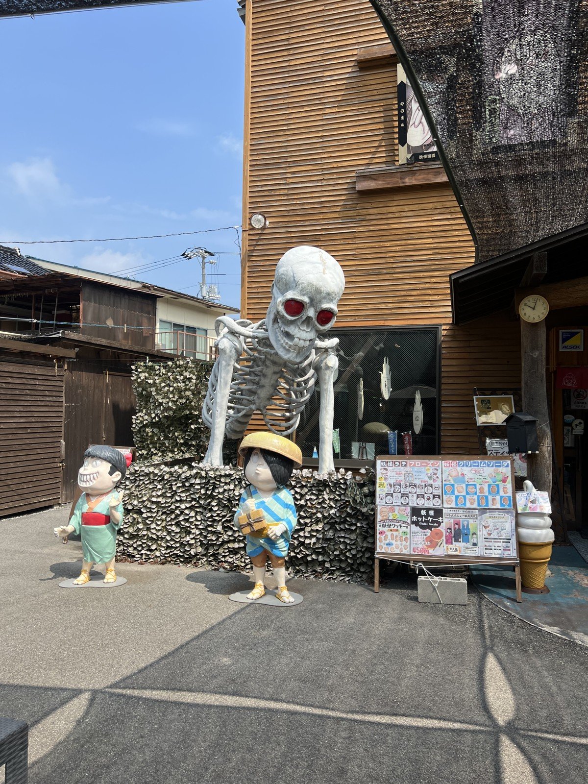 大きながいこつの像と、カフェの入口
