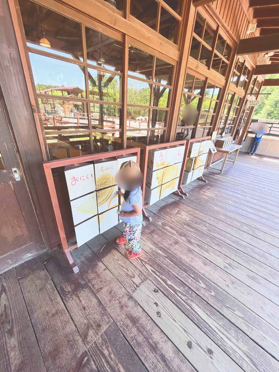 絵がそろうパネルの前に立つ子ども