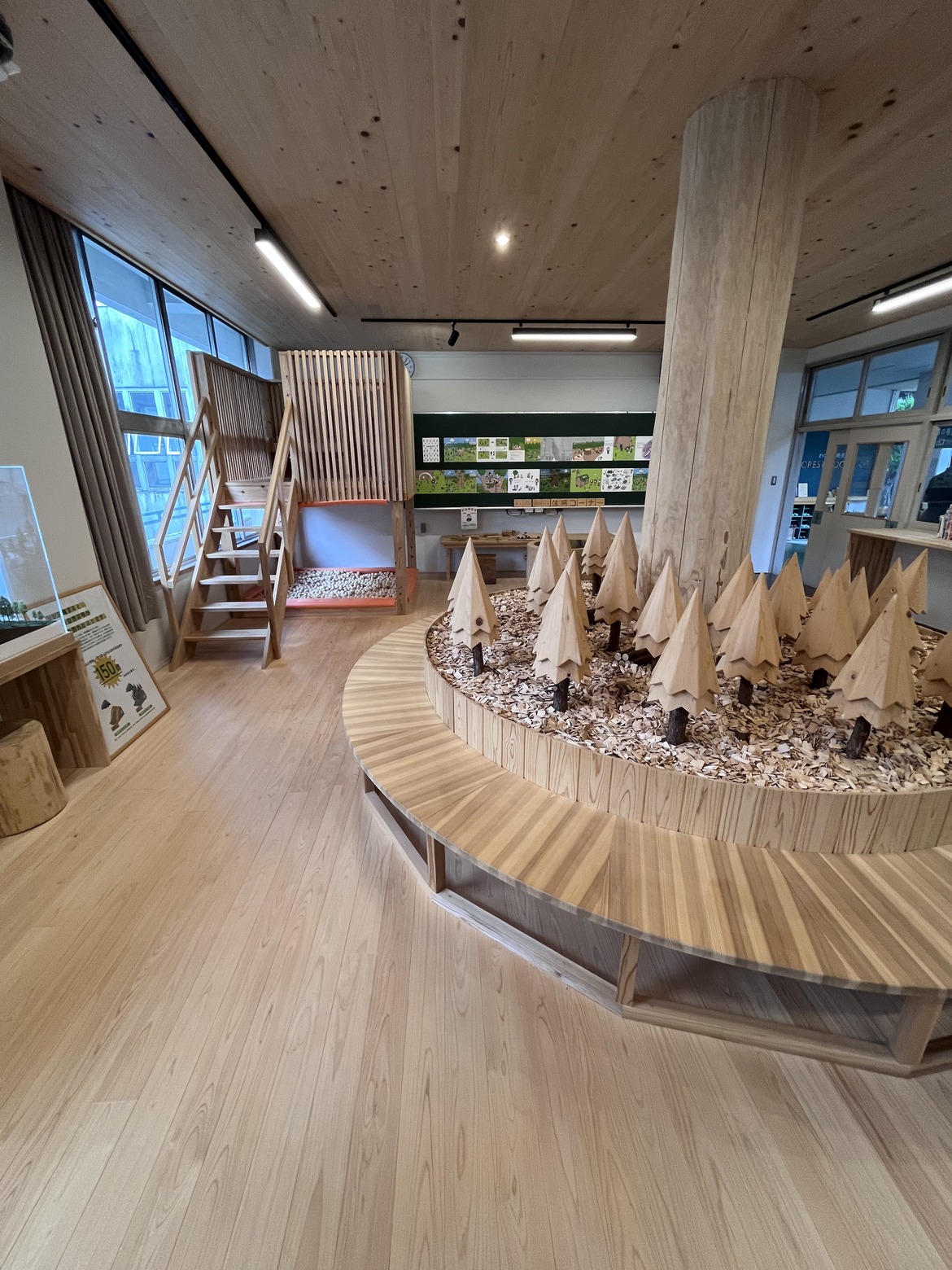木の山と木くずでできた大きな展示台