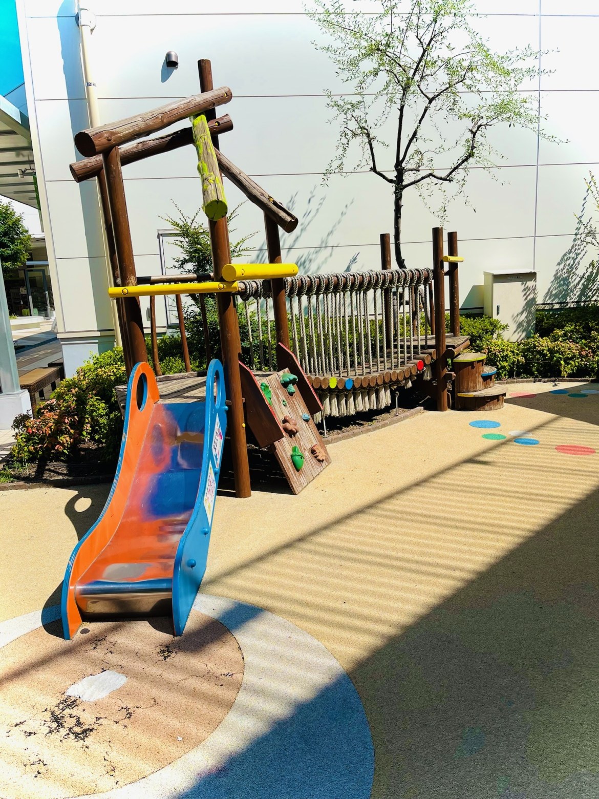 もりのみやキューズモールBASEは無料で遊べる？屋上ランニングトラックと1歳が遊べた遊具