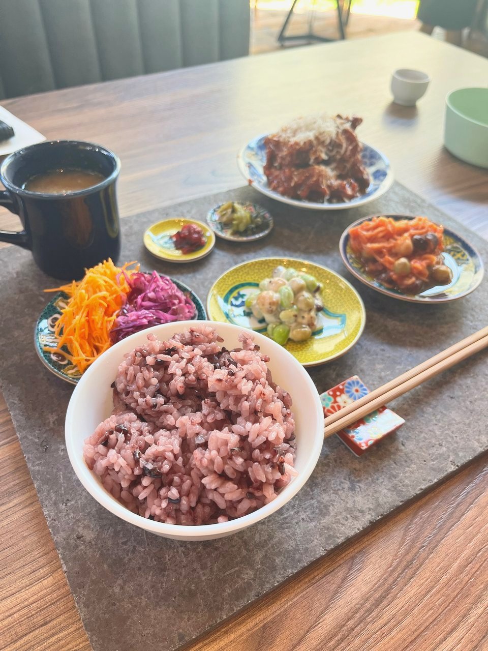 雑穀ごはんと、小皿に盛られたおかずやサラダ