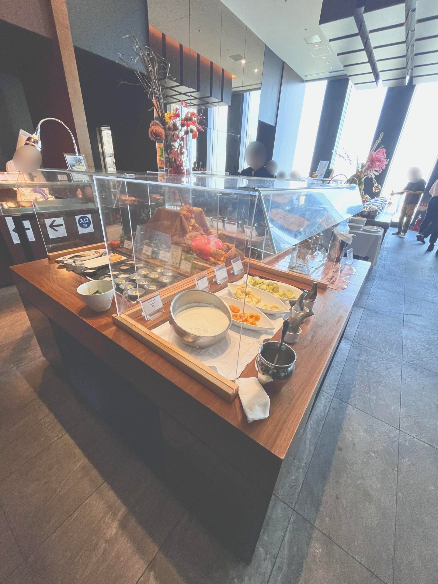 朝食会場のビュッフェ台