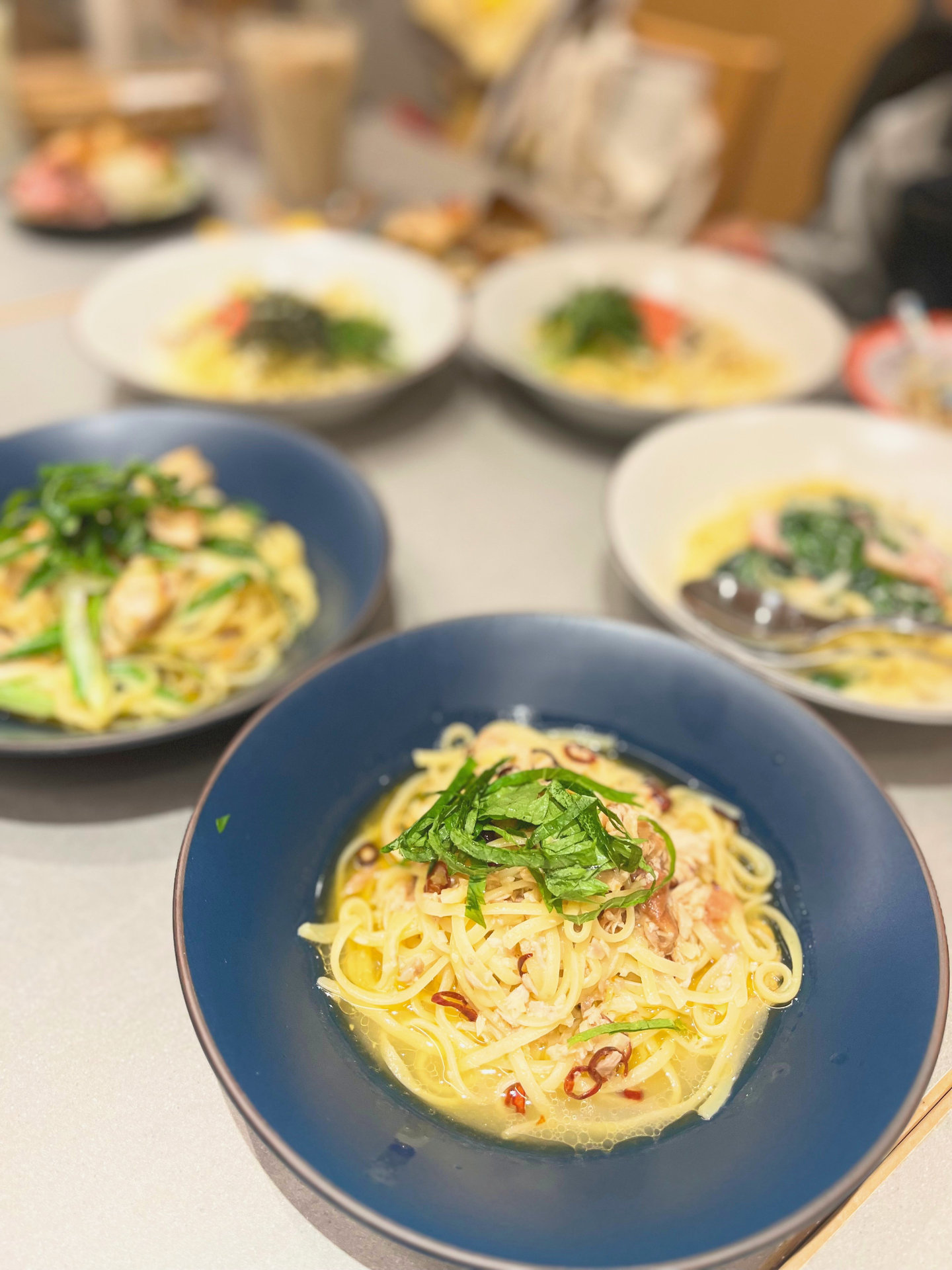 大きさの異なるお皿に盛られたパスタ