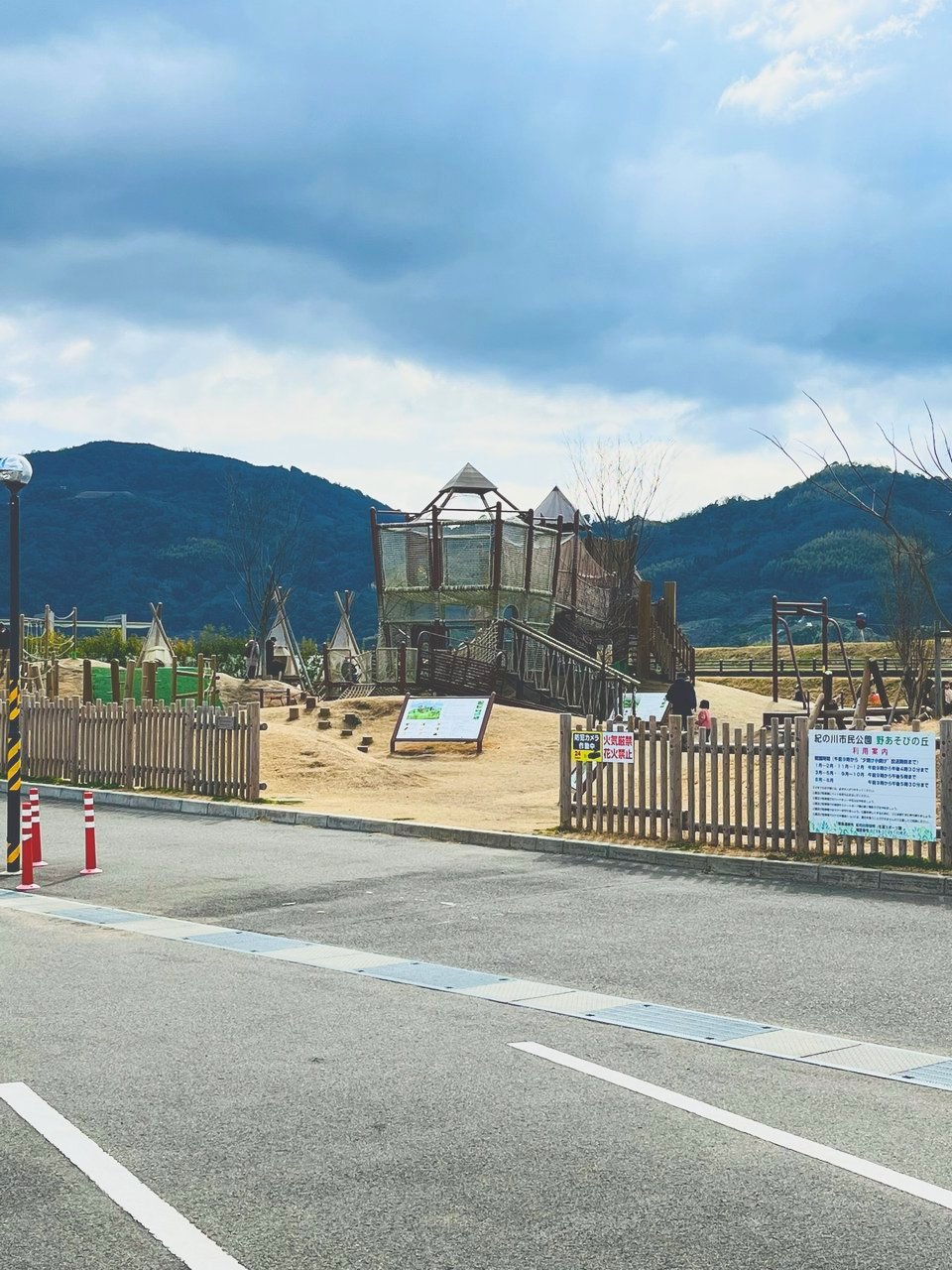 野あそびの丘(紀の川市)は子連れで楽しめる？めずらしい大型遊具と小さい子向けの遊具がある無料の公園