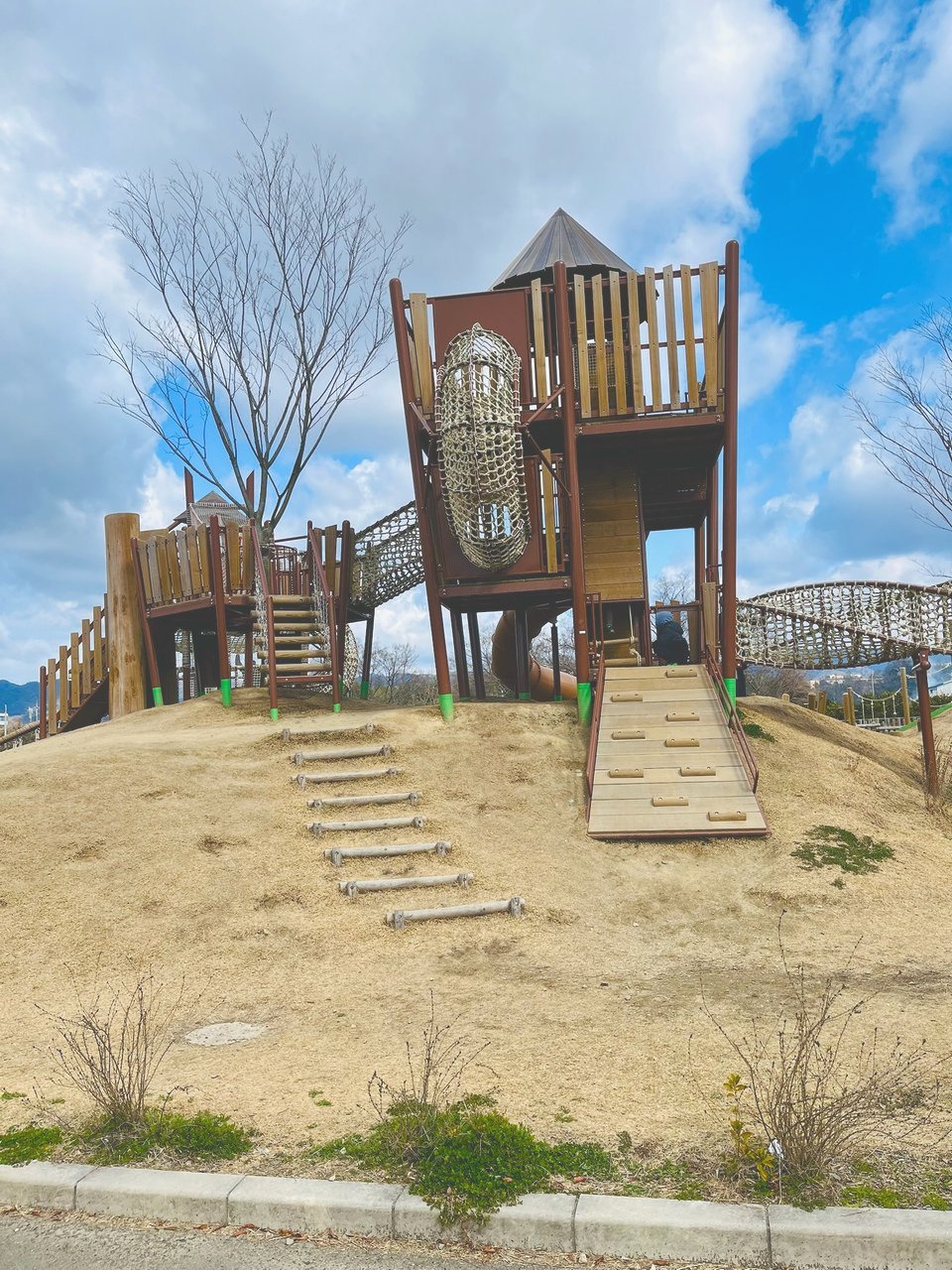 丘の上に建つ、とんがり屋根の大きな遊具