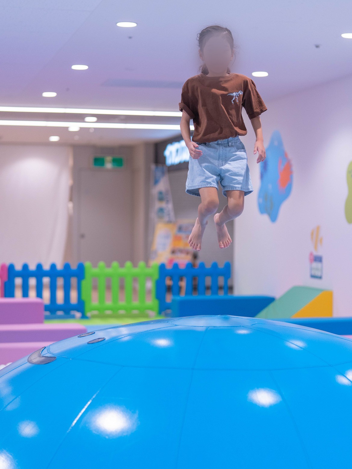 大きな風船の上でジャンプする子ども