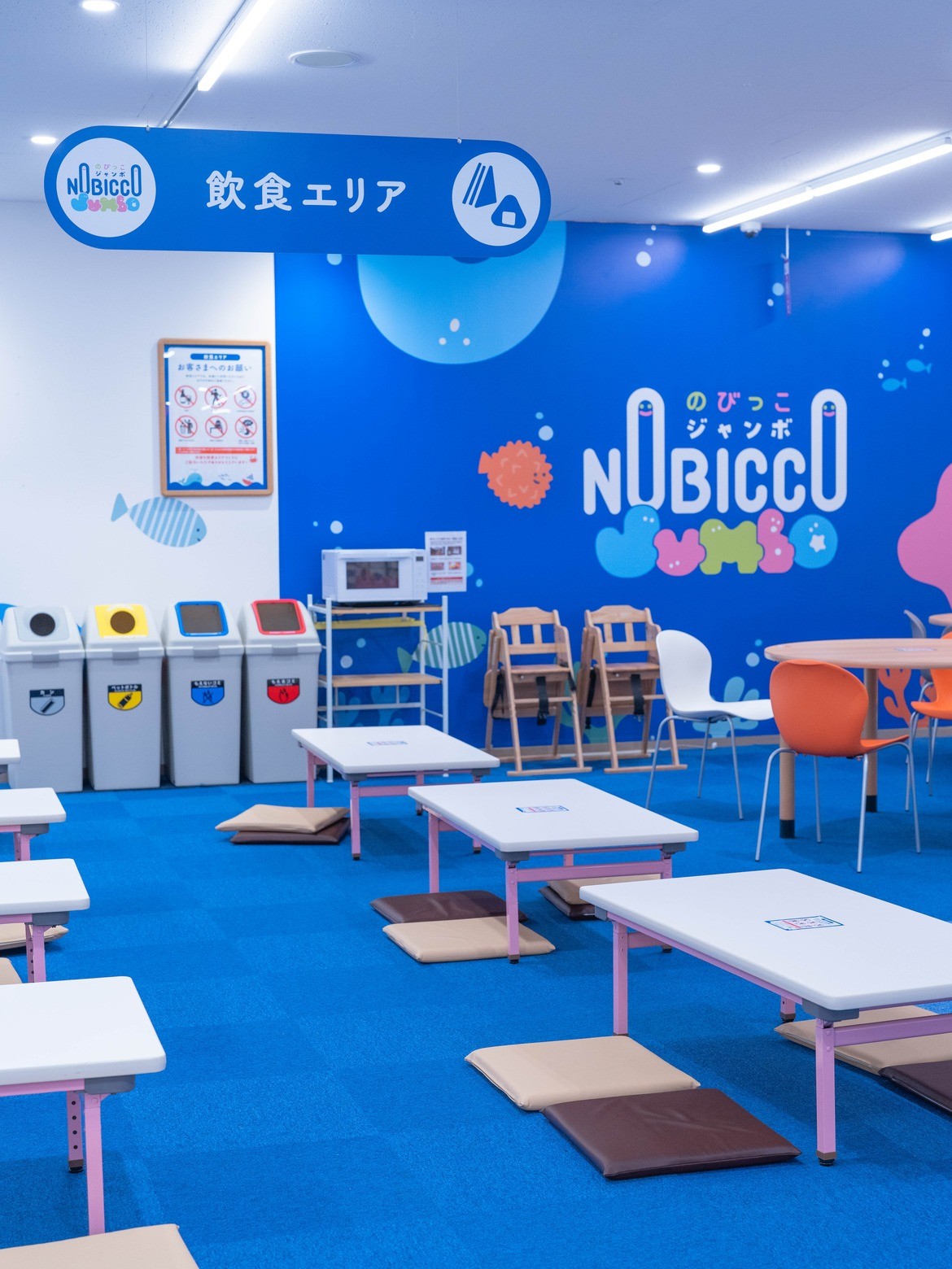 「飲食エリア」の案内とテーブル席