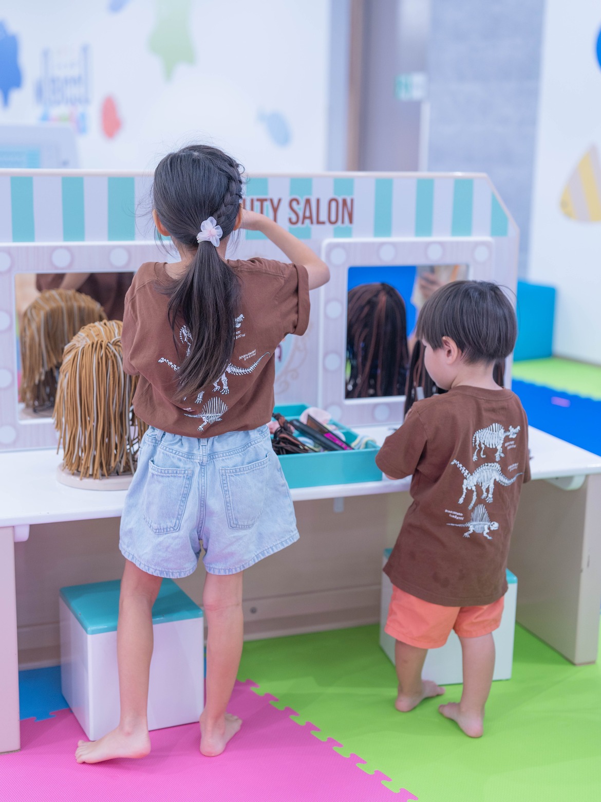 ビューティーサロンのごっこ遊びで鏡に向かう子どもたち