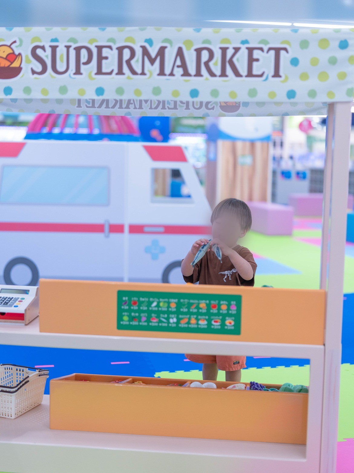 「SUPERMARKET」の看板と救急車のごっこ遊び