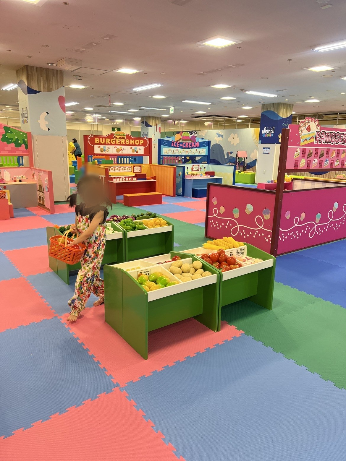 八百屋さんのごっこ遊びで買い物かごを持つ