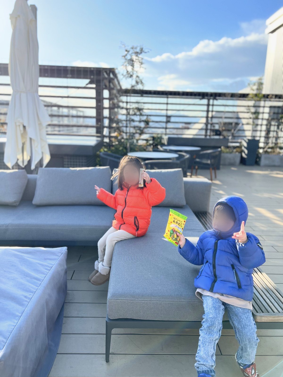 ルーフトップで過ごす子どもたち