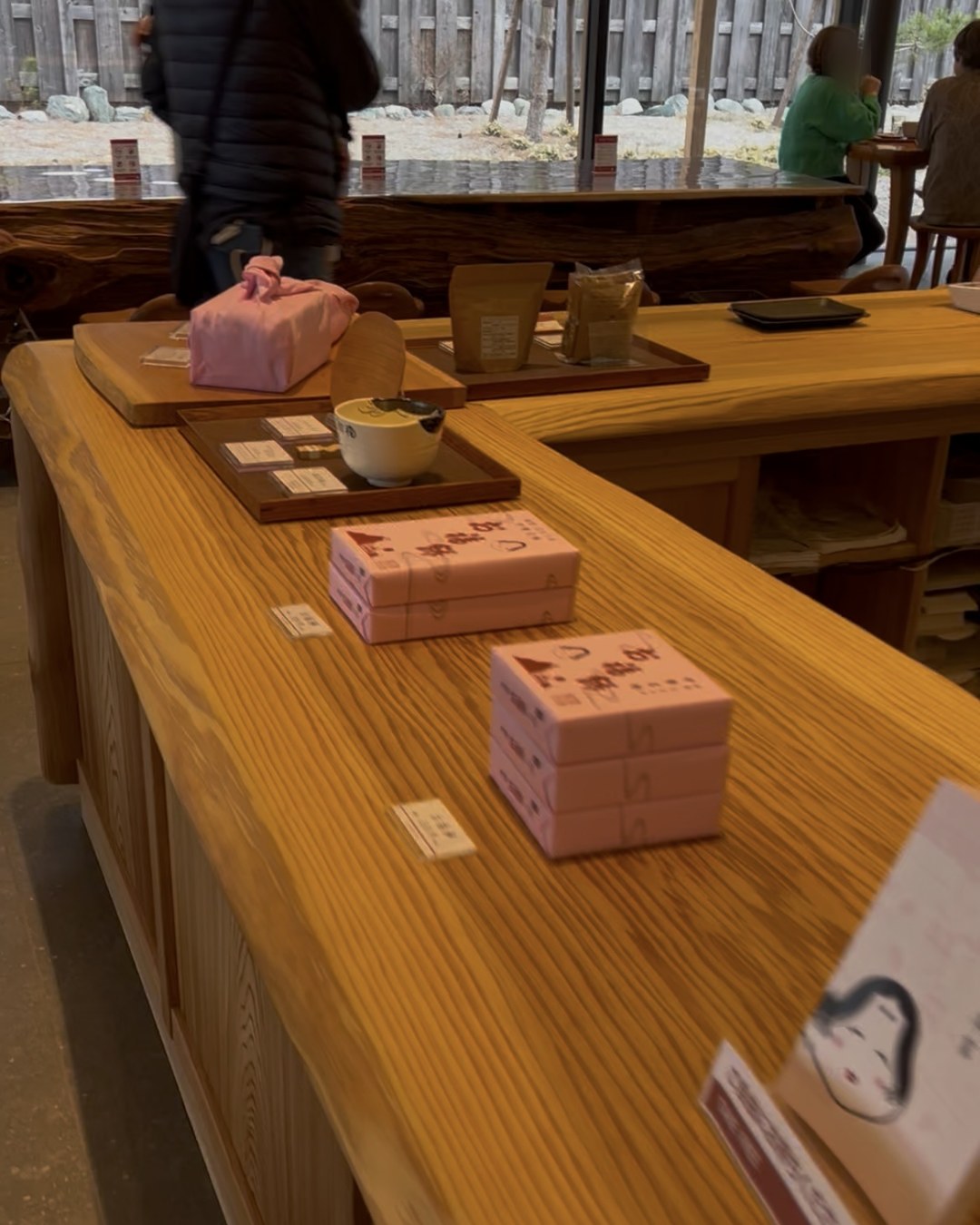 売店のカウンターに並ぶ箱入りのお福餅