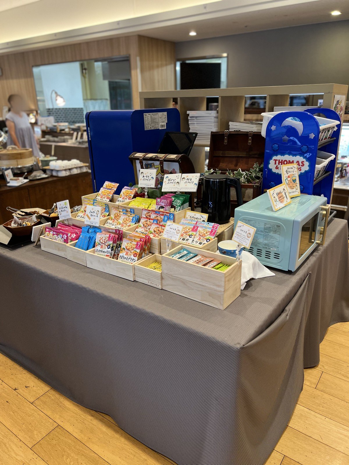 バイキング会場の離乳食コーナー。月齢ごとの離乳食や電子レンジ、ケトル