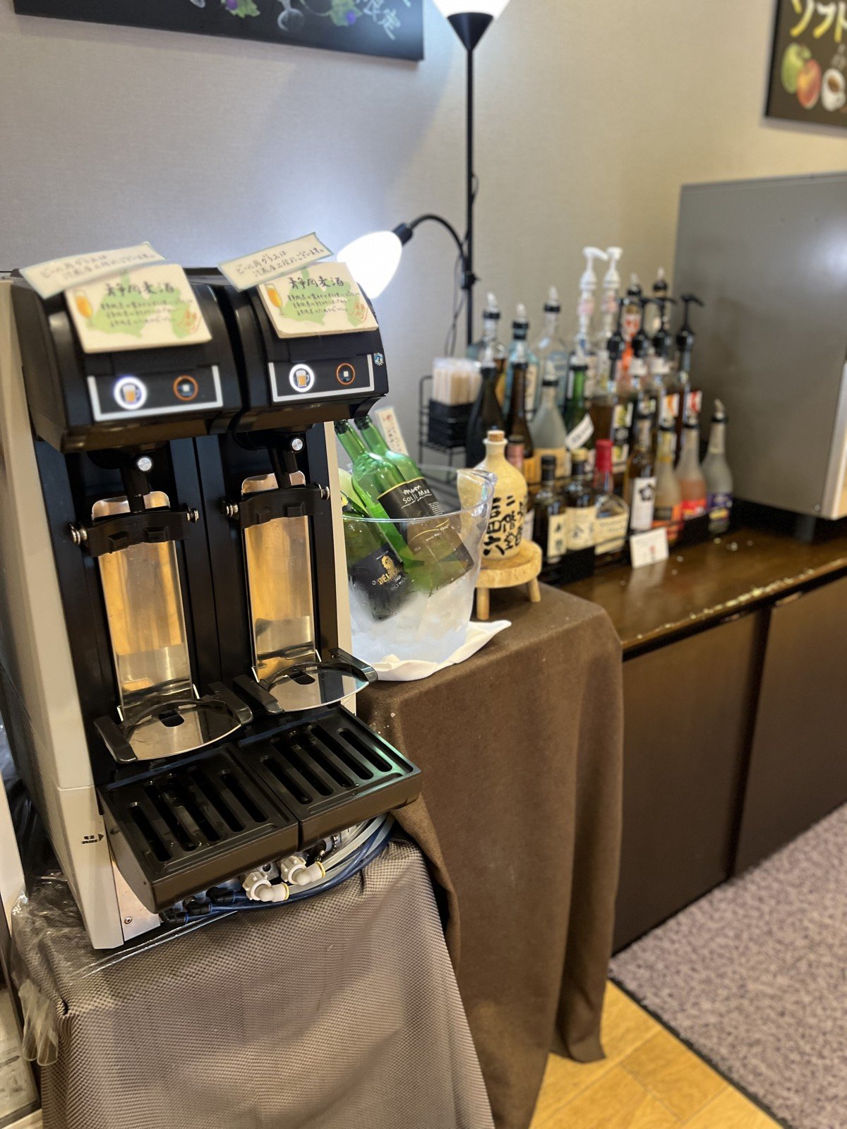 「静岡麦酒」のビールサーバーと、ワインや焼酎、果実酒が並ぶドリンクコーナー