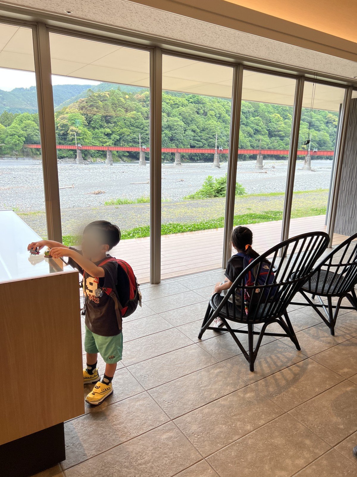 ロビーの大きな窓から、大井川と赤い鉄橋が見える